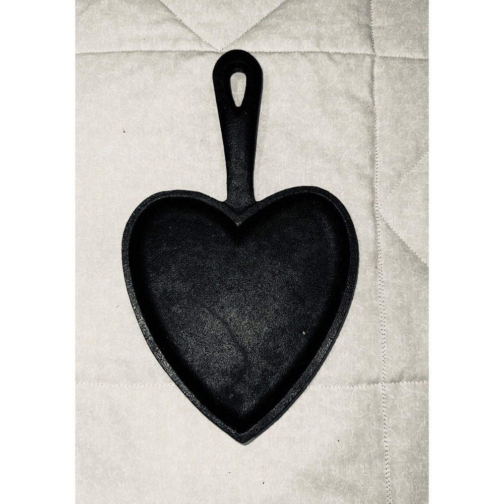 Galerie Mini Heart Shaped Cast Iron Pan Skillet 8 1/4", long- 5" Wide NEW!